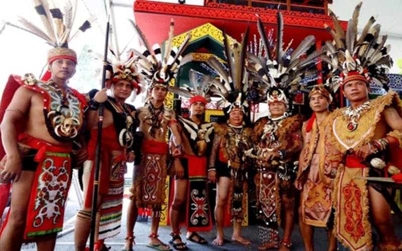 Menyelusuri Keunikan Tradisi Adat Dayak di Kalimantan Barat