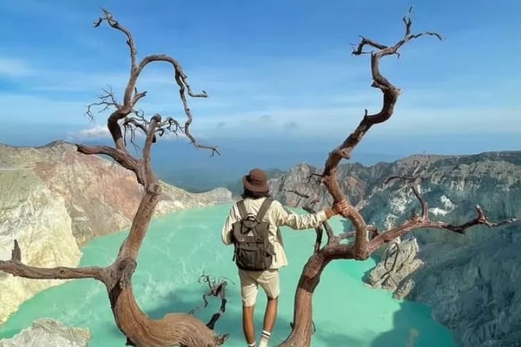 Menyelami Keindahan Alam di Kawah Ijen, Jawa Timur: Api Biru dan Asap Sulfur yang Memukau